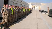 Die Deutschen Teilnehmer an Blue Flag treten im Shelterbereich der Air Force Base mit ihrem Kontingentführer an.