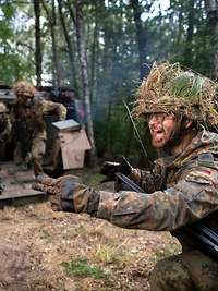 Panzergrenadiere sitzen von ihrem Fahrzeug ab.