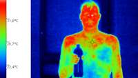 Der Mensch ist wird aufgrund der unterschiedlichen Temperaturen am Körper in verschiedenen Farben dargestellt