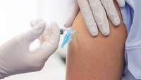 Mit einer kleinen Spritze wird der Impfstoff in den Oberarm geimpft.
