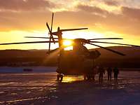 Eine CH-53 wird für den Nachtflug bei Schnee und Kälte vorbereitet