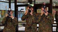 Zukünftige Bundeswehrfotografen lernen am Zentrum Informationsarbeit Bundeswehr den Umgang mit Fotokameras.
