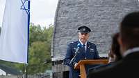 Generalmajor Amikam Norkin hält eine Rede vor dem jüdischen Mahnmal Dachau