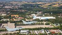 Die historische Formation fliegt an der KZ-Gedenkstätte Dachau vorbei