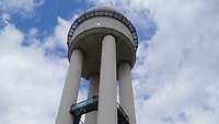 Auf vier Säulen ruht der Radarturm in Berlin-Tempelhof am Tempelhofer Feld