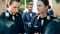 Vielfalt und Bundeswehr: Ein Obergefreiter mit Migrationshintergrund ist neben einer weiblichen Soldatin zu sehen.