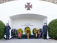 Soldaten stehen am Ehrenmal des Deutschen Heeres