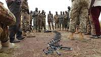 Eine Gruppe malischer Soldaten erhält eine Einweisung an einem mobilen Nagelbrett