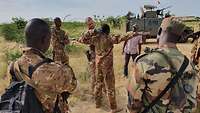 Ein deutscher Soldat zeigt malischen Soldaten die Durchsuchung des Körpers auf gefährliche Gegenstände
