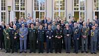 Gruppenbild im Freien mit 50 weiblichen und männlichen Personen, größtenteils in Uniform