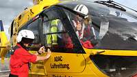 Der Pilot des Rettungshubschraubers des ADAC, gibt ein Zeichen. Daumen hoch. Alles ist in Ordnung. 