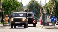 ABC-Abwehrsoldaten verlassen in Bundeswehrfahrzeugen eine Kaserne auf dem Weg zu einem Übungsplatz 