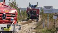 Ein Feuerlöschfahrzeug Waldbrandbekämpfung im Hintergrund löscht mit seinem Dachwerfer den Moorbrand in Meppen. 