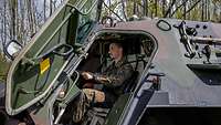 Soldat in der Fahrerkabine des Störpanzers Hummel