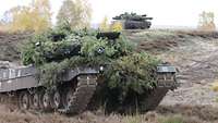 Kampfpanzer Leopard im Gelände. 