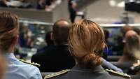 Zwei Offizierinnen während eines Besuches im Bundestag. Sie hören der Rede von Frank-Walter Steinmeier zu.