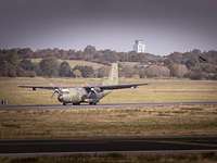 Eine Transall C-160 rollt auf der Landebahn des Fliegerhorstes Schleswig aus.