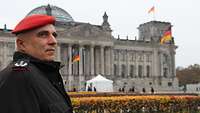 Ein Soldat steht vor dem Reichstag in Berlin.