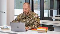 Ein Soldat an einem Rechner