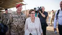 Soldaten und Journalisten gehen gemeinsam mit der deutschen Verteidigungsministerin im Irak