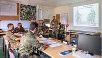 Soldaten in einem Raum bei einer Besprechung
