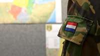 Eine niederländische Flagge auf einer Uniform