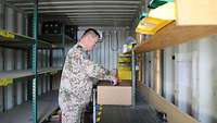 Oberstabsfeldwebel Thomas D. prüft den Materialbestand in den Lagercontainern
