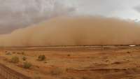 Ein Sandsturm zieht am Horizont auf