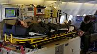 Auf der Patiententransporteinheit im A310 MedEvac liegt eine "Übungspatientin".