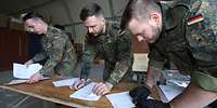 Soldaten prüfen Zahlen in Listen mehrerer Blätter