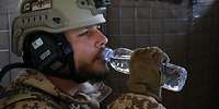 Ein Soldat trinkt Wasser aus einer Plastikflasche