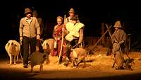 Die Hirten machen sich mit ihren Schafen und Ziegen auf den Weg zum Stall nach Bethlehem