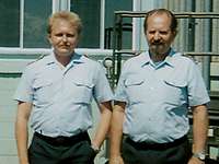 Peter Brose und sein Vater Siegfried stehen nebeneinander auf einem Foto aus den 70er-Jahren.