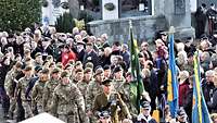 Britische Soldaten marschieren beim Remembrance Day zusammen mit Veteranenverbänden.