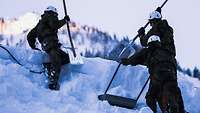 Soldaten mit Schneeschaufeln