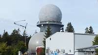 Noch befindet sich die alte Kuppel über dem Radar. Die neue ist schon vor dem Radarturm und wartet auf ihren Einsatz.
