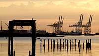 Ein Blick auf den Hafen Montevideos bei Sonnenaufgang