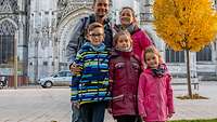 Familie Braun vor einer Kathedrale in Évreux. 