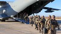Soldaten verlassen den Airbus A400M