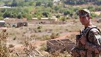 Hauptmann Andreas F. steht auf einem Hügel mit Blick auf den Niger