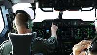 Ein Pilot im Cockpit des A400M.