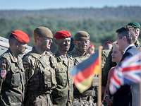 Bundesministerin der Verteidigung und der britische Verteidigungsminister unterhalten mit deutschen und britischen Soldaten