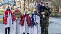 Die fünf Sternsinger mit ihrem Stern und ein Soldat