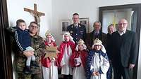 Gruppenbild mit den Sternsingern und dem Leitenden Militärdekan Monsignore Rainer Schnettker