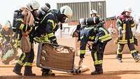 Feuerwehrleute legen Schläuche aus