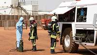 Die Feuerwehr und der Dekontaminationstrupp treffen letzte Absprachen