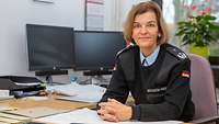 Frau Oberfeldarzt Rochow-Beier an ihrem Schreibtisch