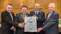 3. Bürgermeister Holy, Oberbürgermeister Bosse, Kommandeur Oberst Niedermeier und 2. Bürgermeister Bucher mit der Urkunde