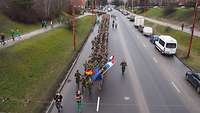 Eine große Gruppe von Soldaten läuft auf einer Straße