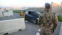 Zwei Soldaten der Gebirgsjäger überprüfen ein Fahrzeug, das in Limassol in das deutsche „Camp Castle“ einfahren möchte